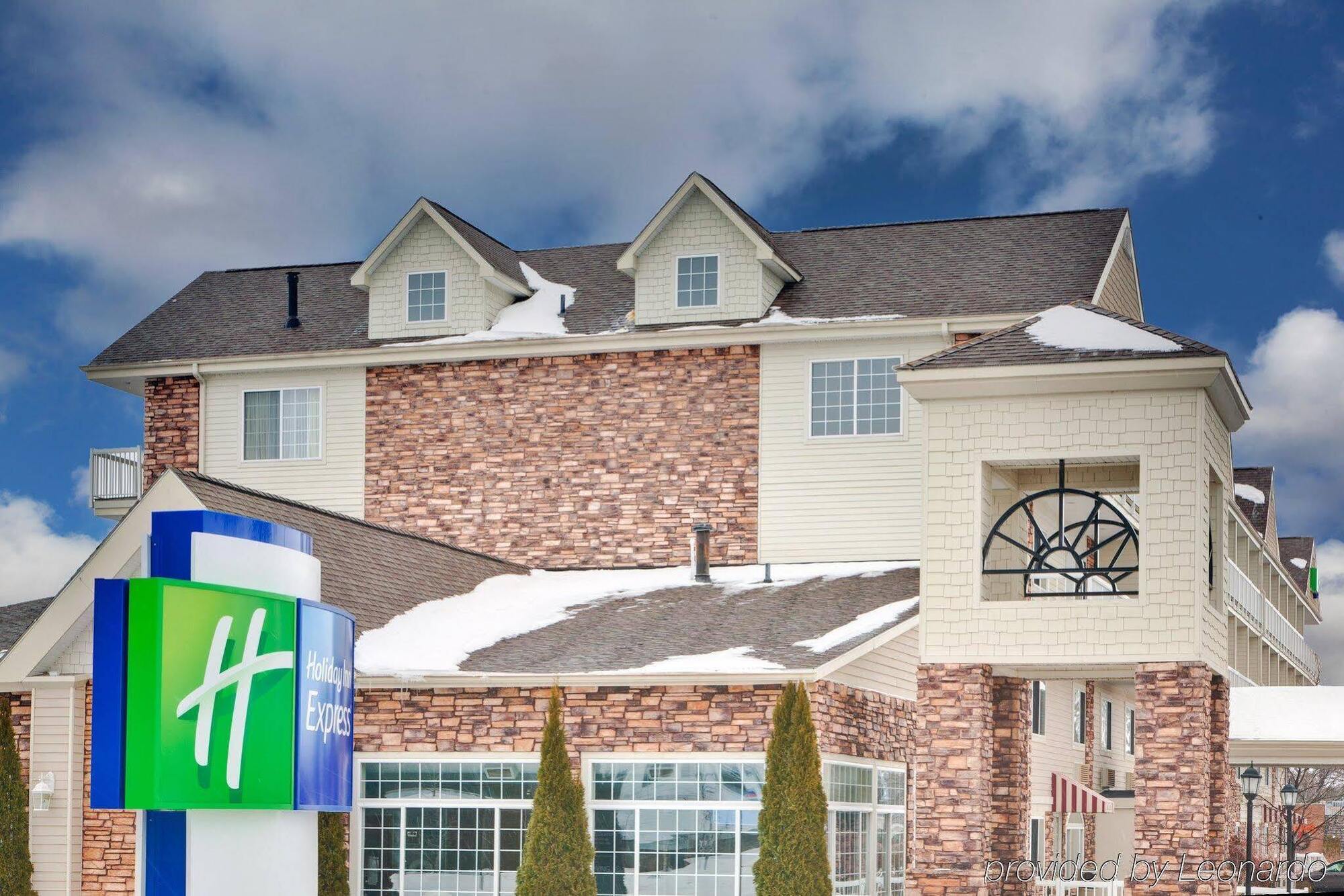Holiday Inn Express Mackinaw City By Ihg Exterior photo